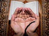 اللهم إنك تعلم مايلج في الأرض وما يخرج منها وما يعرج في السماء وما ينزل منها